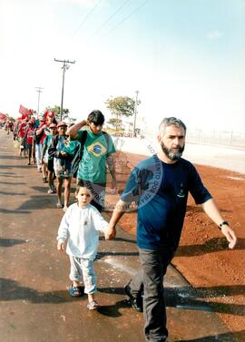 Chegada da Marcha Popular à Brasília (Brasília-DF, 07 out. 1999) [fotografia] / Fotógrafo(a) : Douglas Mansur. -- Ref.: BR-SPMST_MST-SN-CIN_AMP_001395-010974-MAC.