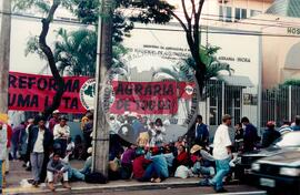 Manifestação do Fórum (Campo Grande-MS, 14 ago. 1999) [fotografia] / Fotógrafo(a) : Marcial G. Congo. -- Ref.: BR-SPMST_MST-SN-CIN_AMP_000609-003466-AMT.