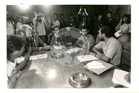 Audiência com o Ministro da Agricultura Antônio Cabrera (Brasília-DF, mai. 1992) [fotografia] / Fotógrafo(a) : Marcio Bissoli ; Carlos Carvalho ; Douglas Mansur. -- Ref.: BR-SPMST_MST-SN-CIN_AMP_000629-003535-ARV.