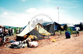 Acampamento " Nova Canudos- Fazenda Engenheiro D'Agua" do MST (Porto Feliz-SP, fev. 1999) [fotografia] / Fotógrafo(a) : Douglas Mansur. -- Ref.: BR-SPMST_MST-SN-CIN_AMP_000046-000245-ACP.