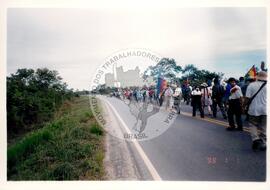 Marcha MST-Bolivia e encontro contra a ALCA (Bolivia, 16 mai. 2002) [fotografia] / Fotógrafo(a) : Joaquin Piñero (Kima). -- Ref.: BR-SPMST_MST-SN-CIN_AMP_001088-008774-RIT.