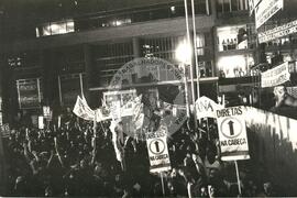 Mobilização Nacional Campanha Diretas Já na Praça da Sé (São Paulo-SP, 1984) [fotografia] / Fotógrafo(a) : [autoria n/d]. -- Ref.: BR-SPMST_MST-SN-CIN_AMP_000358-001722-AMT.