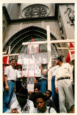 Mobilização (São Paulo-SP, 17 abr. 1988) [fotografia] / Fotógrafo(a) : Douglas Mansur. -- Ref.: BR-SPMST_MST-SN-CIN_AMP_000373-001896-AMT.