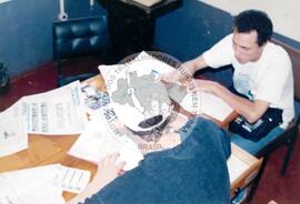 Oficina de Rádio (Cantagalo-PR, jul. 2002) [fotografia] / Fotógrafo(a) : Leticia Barqueta. -- Ref.: BR-SPMST_MST-SN-CIN_AMP_000689-003869-ARV.