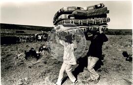 Acampados margem da estrada " Ocupação Fazenda Juvenal"do MST (São Miguel das Missões-RS, [sem data]) [fotografia] / Fotógrafo(a) : Luiz Abreu. -- Ref.: BR-SPMST_MST-SN-CIN_AMP_000093-000716-ACP.
