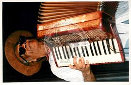 Semana Nacional de Cultura Brasileira e Reforma Agrária (Rio de Janeiro-RJ, 18 mar. 2002) [fotografia] / Fotógrafo(a) : João Laet. -- Ref.: BR-SPMST_MST-SN-CIN_AMP_001818-013480-NDT.