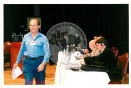 Tribunal Internacional dos Crimes do Latifúndio e da Política Governamental de Violação dos Direitos Humanos (Curitiba-PR, 02 mai. 2001) [fotografia] / Fotógrafo(a) : Douglas Mansur. -- Ref.: BR-SPMST_MST-SN-CIN_AMP_000135-000996-ACS.