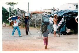 Acampamento "Parque Tropeiro" do MST (Curitiba-PR, 02 mai. 2001) [fotografia] / Fotógrafo(a) : Douglas Mansur. -- Ref.: BR-SPMST_MST-SN-CIN_AMP_000075-000628-ACP.