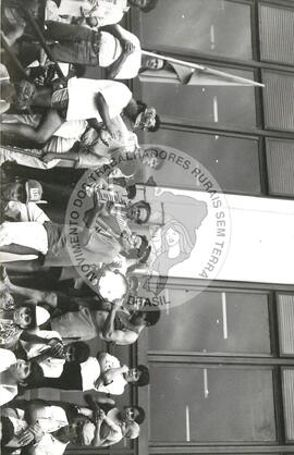 Mobilização do MST no Ministério do Trabalho (Rio Grande do Sul, [sem data]) [fotografia] / Fotógrafo(a) : Débora Lerrer. -- Ref.: BR-SPMST_MST-SN-CIN_AMP_000475-002767-AMT.