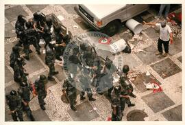 Mobilização (São Paulo-SP, 17 abr. 1988) [fotografia] / Fotógrafo(a) : Douglas Mansur. -- Ref.: BR-SPMST_MST-SN-CIN_AMP_000372-001832-AMT.