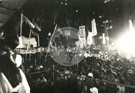 Mobilização Nacional Campanha Diretas Já na Praça da Sé (São Paulo-SP, 1984) [fotografia] / Fotógrafo(a) : [autoria n/d]. -- Ref.: BR-SPMST_MST-SN-CIN_AMP_000358-001717-AMT.