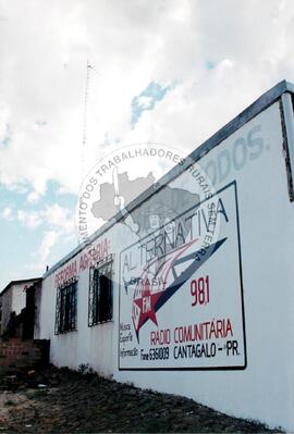 Oficina de Rádio (Cantagalo-PR, jul. 2002) [fotografia] / Fotógrafo(a) : Leticia Barqueta. -- Ref.: BR-SPMST_MST-SN-CIN_AMP_000689-003858-ARV.