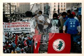 Mobilização (São Paulo-SP, 17 abr. 1988) [fotografia] / Fotógrafo(a) : Douglas Mansur. -- Ref.: BR-SPMST_MST-SN-CIN_AMP_000373-001878-AMT.