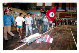 Encontro de Jovens do MST, na Ucicamp, 1o (Campinas-SP, 02 jul. 1999) [fotografia] / Fotógrafo(a) : Douglas Mansur. -- Ref.: BR-SPMST_MST-SN-CIN_AMP_000898-006379-ENJ.
