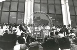 Mobilização do MST no Ministério do Trabalho (Rio Grande do Sul, [sem data]) [fotografia] / Fotógrafo(a) : Débora Lerrer. -- Ref.: BR-SPMST_MST-SN-CIN_AMP_000475-002766-AMT.