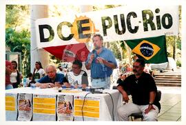 Semana Nacional de Cultura Brasileira e Reforma Agrária (Rio de Janeiro-RJ, 18 mar. 2002) [fotografia] / Fotógrafo(a) : Luciney Martins. -- Ref.: BR-SPMST_MST-SN-CIN_AMP_001821-013629-NDT.