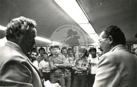 Sem Terra do assentamento "Fazenda Annoni" em audiência com o Ministro da Justiça Paulo Brossard (Distrito Federal (Brasil), abr. 1986) [fotografia] / Fotógrafo(a) : Karine Emerich. -- Ref.: BR-SPMST_MST-SN-CIN_AMP_000624-003519-ARV.