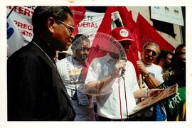 Manifestação no 1º de Maio na Praça da Sé (São Paulo-SP, 01 mai. 2000) [fotografia] / Fotógrafo(a) : Alderon Pereira Costa. -- Ref.: BR-SPMST_MST-SN-CIN_AMP_000396-002208-AMT.