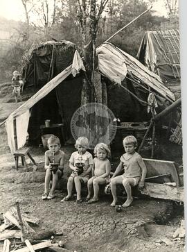 Acampamento "Fazenda Imariba" do MST (Paraná, [sem data]) [fotografia] / Fotógrafo(a) : Lauro Beckers. -- Ref.: BR-SPMST_MST-SN-CIN_AMP_000079-000665-ACP.