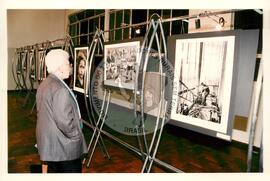 Lançamento da Exposição "Terra" (São Paulo (Estado), 10 abr. 1997) [fotografia] / Fotógrafo(a) : Douglas Mansur. -- Ref.: BR-SPMST_MST-SN-CIN_AMP_001030-008164-ELF.