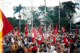 Ato público em frente ao Palácio das Esmeraldas (Goiânia-GO, 10 abr.) [fotografia] / Fotógrafo(a) : Christiane Campos. -- Ref.: BR-SPMST_MST-SN-CIN_AMP_000597-003437-AMT.