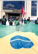 Chegada da Marcha Popular à Brasília (Brasília-DF, 07 out. 1999) [fotografia] / Fotógrafo(a) : Douglas Mansur. -- Ref.: BR-SPMST_MST-SN-CIN_AMP_001400-011192-MAC.
