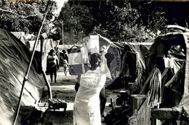 Acampamento do MST na BR-153 (Goiânia-GO, 1987) [fotografia] / Fotógrafo(a) : Jofre Maceno. -- Ref.: BR-SPMST_MST-SN-CIN_AMP_000008-000059-ACP.