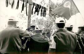 Vigília contra o Massacre de Columbiara (Rio Grande do Sul, ago. 1995) [fotografia] / Fotógrafo(a) : [sem autoria]. -- Ref.: BR-SPMST_MST-SN-CIN_AMP_000469-002730-AMT.
