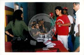 Encontro de Jovens do MST, na Ucicamp, 2o (Campinas-SP, 18 fev. 2000) [fotografia] / Fotógrafo(a) : Milene Medeiros. -- Ref.: BR-SPMST_MST-SN-CIN_AMP_000899-006458-ENJ.