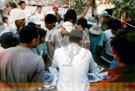 Viagem de Joelson, Ênio e João Pedro (Ásia, 1996) [fotografia] / Fotógrafo(a) : Lito Ocampo. -- Ref.: BR-SPMST_MST-SN-CIN_AMP_001137-009452-RIT.