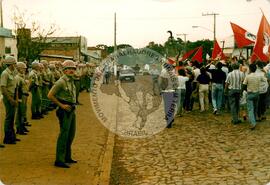 Manifestação (Dionísio Cerqueira-SC, 1989) [fotografia] / Fotógrafo(a) : Chiquinho. -- Ref.: BR-SPMST_MST-SN-CIN_AMP_000483-002814-AMT.