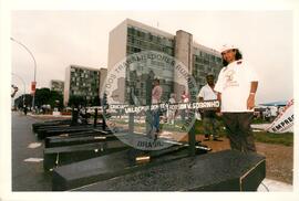 Ato em memória aos mortos de Eldorado dos Carajás (Distrito Federal (Brasil), [sem data]) [fotografia] / Fotógrafo(a) : Paulo Lima. -- Ref.: BR-SPMST_MST-SN-CIN_AMP_000589-003395-AMT.