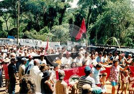Acampamento " Nova Canudos" do MST (Porto Feliz-SP, 1999) [fotografia] / Fotógrafo(a) : Douglas Mansur. -- Ref.: BR-SPMST_MST-SN-CIN_AMP_000048-000420-ACP.