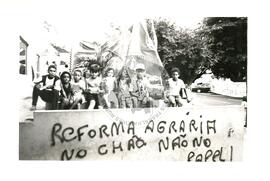 Ocupação do prédio do INCRA (Campo Grande-MS, 24 set. 1986) [fotografia] / Fotógrafo(a) : Daniel Rocha. -- Ref.: BR-SPMST_MST-SN-CIN_AMP_001864-014142-OCU.