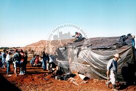 Visita a acampamento do MST [sem identificação] (Espírito Santo, [sem data]) [fotografia] / Fotógrafo(a) : Arquivo MST. -- Ref.: BR-SPMST_MST-SN-CIN_AMP_000006-000033-ACP.