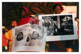Semana Nacional de Cultura Brasileira e Reforma Agrária (Rio de Janeiro-RJ, 18 mar. 2002) [fotografia] / Fotógrafo(a) : Luciney Martins. -- Ref.: BR-SPMST_MST-SN-CIN_AMP_001813-013233-NDT.