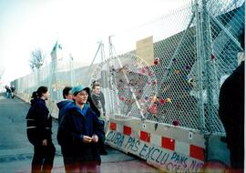 Protesto (Quebec (Canadá), 21 abr. 2001) [fotografia] / Fotógrafo(a) : Maísa Mendonça. -- Ref.: BR-SPMST_MST-SN-CIN_AMP_001057-008571-RIT.