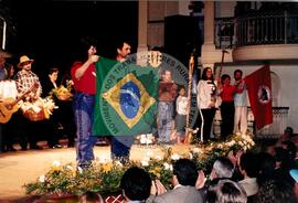 Mística do lançamento do CD "Teatro São Pedro" (Rio Grande do Sul, [sem data]) [fotografia] / Fotógrafo(a) : Eduardo Quadros. -- Ref.: BR-SPMST_MST-SN-CIN_AMP_001932-014521-SJM.