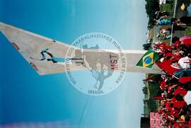 Inauguração do Monumento em homenagem a Antônio Tavares Pereira (Curitiba-PR, 01 mai. 2001) [fotografia] / Fotógrafo(a) : Leticia Barqueta. -- Ref.: BR-SPMST_MST-SN-CIN_AMP_001026-008030-ELF.