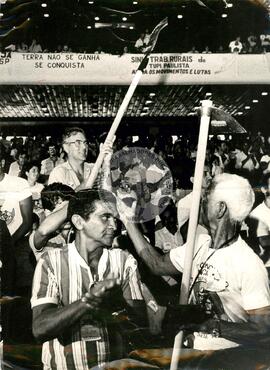 Congresso Nacional do MST, 1o (Paraná, 1984) [fotografia] / Fotógrafo(a) : Itamar Garcez. -- Ref.: BR-SPMST_MST-SN-CIN_AMP_000719-004684-CGR.