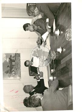 José Richa e Comitiva recebidos em audiência pelo MIRAD/INCRA (Brasília-DF, 20 ago. 1985) [fotografia] / Fotógrafo(a) : Leandro Abreu. -- Ref.: BR-SPMST_MST-SN-CIN_AMP_001601-012199-PER.