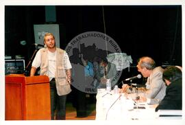 Tribunal Internacional dos Crimes do Latifúndio e da Política Governamental de Violação dos Direitos Humanos (Curitiba-PR, 02 mai. 2001) [fotografia] / Fotógrafo(a) : Douglas Mansur. -- Ref.: BR-SPMST_MST-SN-CIN_AMP_000134-000957-ACS.