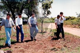 Visita do presidente do INCRA no assentamento "Sumaré" do MST (São Paulo (Estado), 23 out. 1995) [fotografia] / Fotógrafo(a) : Douglas Mansur. -- Ref.: BR-SPMST_MST-SN-CIN_AMP_000669-003762-ARV.