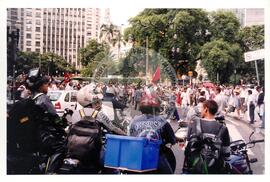 Marcha Sem Terra contra a prisão de 6 trabalhadores (São Paulo-SP, mar. 2000) [fotografia] / Fotógrafo(a) : Joaquim Duarte. -- Ref.: BR-SPMST_MST-SN-CIN_AMP_001426-011551-MAC.