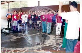 Plenária no Encontro Nacional de Militantes da Comunicação (Ribeirão Preto-SP, 02 dez. 2002) [fotografia] / Fotógrafo(a) : Leticia Barqueta. -- Ref.: BR-SPMST_MST-SN-CIN_AMP_000953-007570-ENC.