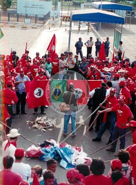 Congresso Nacional do MST, 4o (Distrito Federal (Brasil), 07 ago. 2000) [fotografia] / Fotógrafo(a) : Douglas Mansur ; Paula Reis ; João Zinclar. -- Ref.: BR-SPMST_MST-SN-CIN_AMP_000714-004591-CGR.