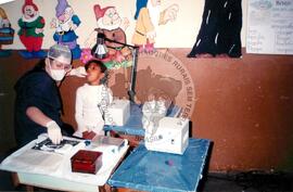 Assentamento "Reunidas" do MST - atendimento odontológico (Promissão-SP, 11 jul. 1998) [fotografia] / Fotógrafo(a) : Arquivo MST. -- Ref.: BR-SPMST_MST-SN-CIN_AMP_000349-001674-ASS.