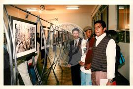 Lançamento da Exposição "Terra" (São Paulo (Estado), 10 abr. 1997) [fotografia] / Fotógrafo(a) : Douglas Mansur. -- Ref.: BR-SPMST_MST-SN-CIN_AMP_001030-008166-ELF.