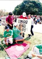 Chegada da Marcha Popular à Brasília (Brasília-DF, 07 out. 1999) [fotografia] / Fotógrafo(a) : Douglas Mansur. -- Ref.: BR-SPMST_MST-SN-CIN_AMP_001400-011206-MAC.