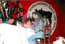 Encontro Estadual do MST, 13o (Rio Grande do Sul, 13 dez. 1999) [fotografia] / Fotógrafo(a) : Leonardo Melgarejo. -- Ref.: BR-SPMST_MST-SN-CIN_AMP_000977-007743-ENC.